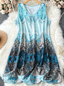 Vestido Feminino com estampa de plantas e detalhe na gola V Lilibeth. Plus Size