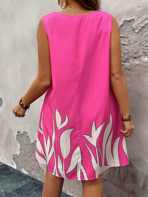 Vestido Feminino com estampa de plantas e detalhe na gola V Lilibeth. Plus Size