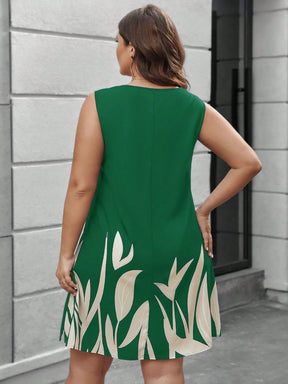 Vestido Feminino com estampa de plantas e detalhe na gola V Lilibeth. Plus Size